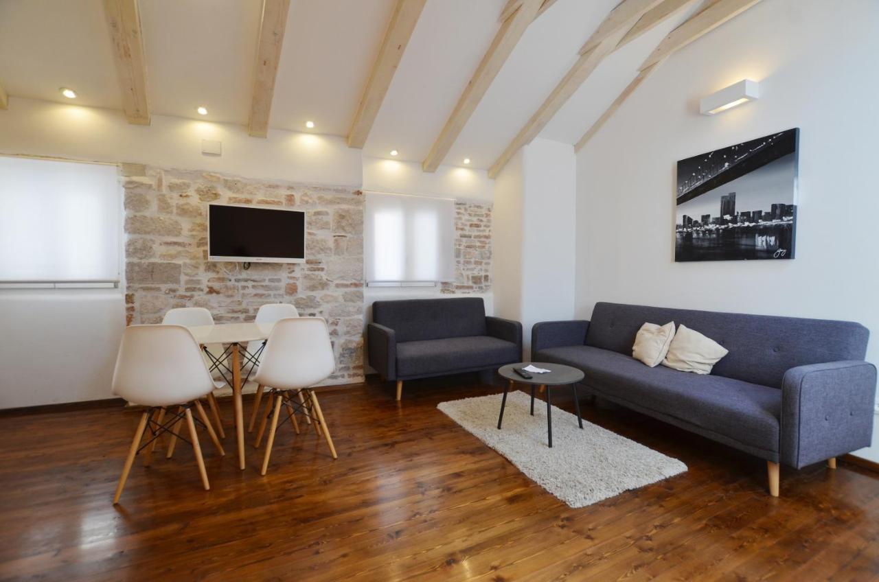 Grisia Apartments ロヴィニ エクステリア 写真